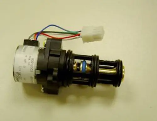 Remeha Ventil mit drei Anschlüssen, elektrisch gesteuert, zur Regelung von Heizungsflüssigkeit. Sichtbare Kabelverbindung und mechanische Teile zur Montage.